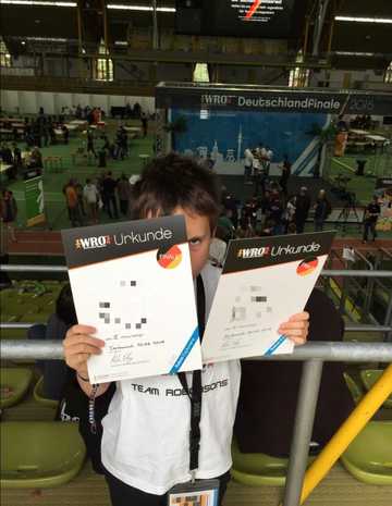 Marvin mit Urkunden beim Deutschlandfinale der World Robot Olympiad